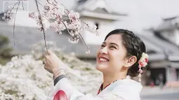 Dian mengenakan kimono yang membuat penampilannya semakin cantik. (Liputan6.com/IG/@therealdisastr)