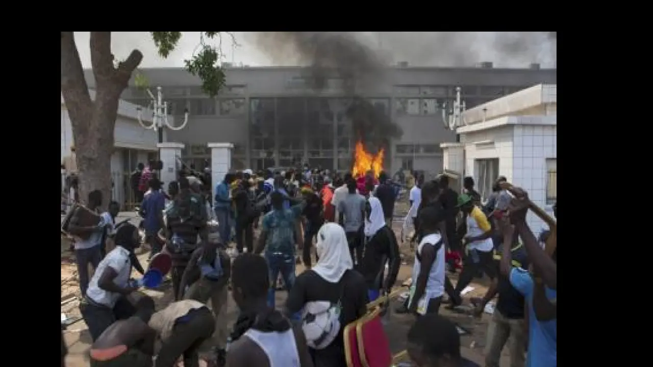Aksi bakar-bakaran oposisi di Burkina Faso. (Reuters)