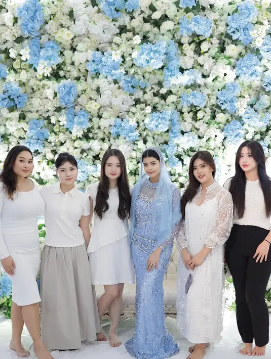 Jharna tampil menawan dalam balutan dress berpayet warna biru.  [@jharnabhagwani]