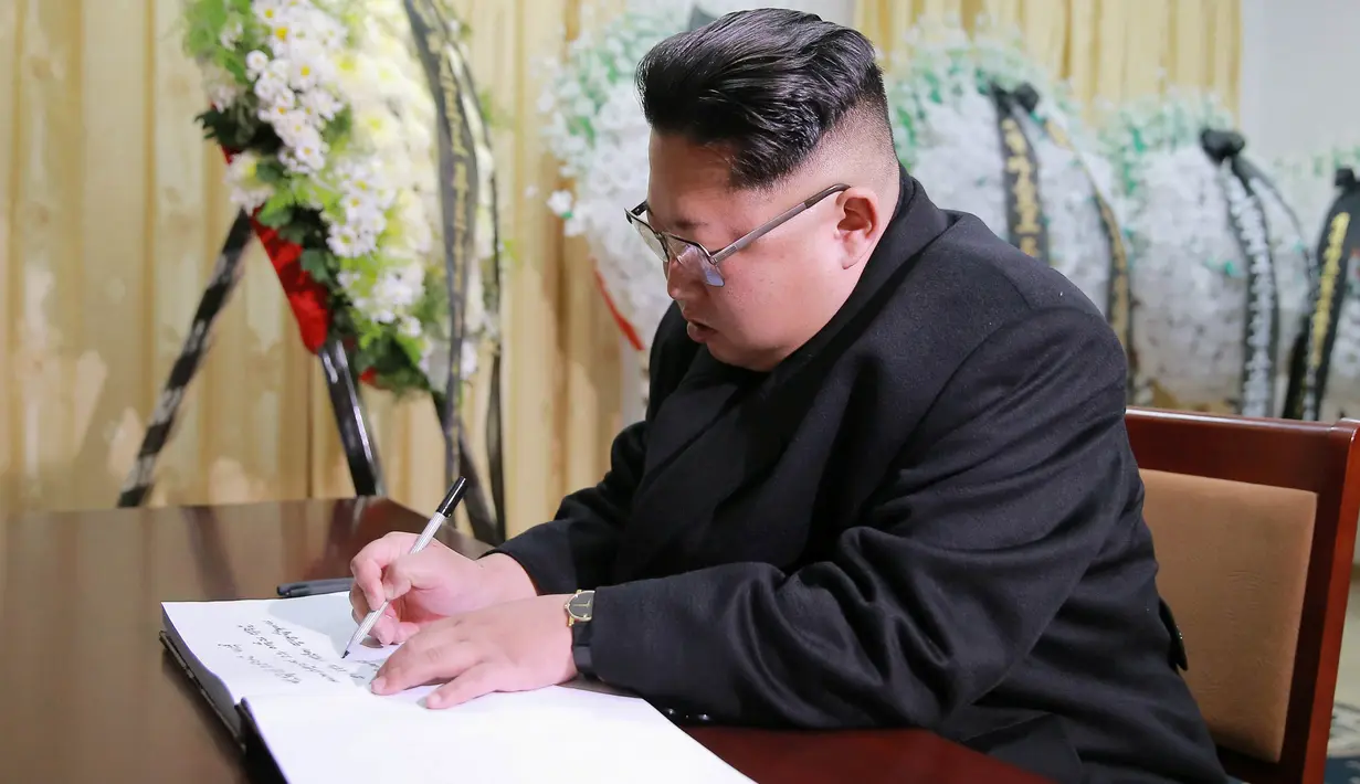 Pemimpin Korea Utara Kim Jong Un, menuliskan ucapan belasungkawa atas meninggalnya pemimpin Kuba Fidel Castro di sebuah buku yang disediakan kedutaan Kuba. Fidel Castro mengembuskan napas terakhir pada usia 90 tahun. (Reuters/KCNA)