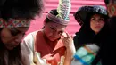 Seorang narapidana wanita menangis saat mengikuti acara peringatan hari ibu sedunia di penjara wanita Santa Monica, Lima , Peru 5 Mei 2016. Banyak kegiatan yang diadakan seperti menari,fashion show dll. (REUTERS / Janine Costa)