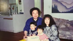 Henry Lau kecil berfoto bersama kedua orangtua juga saudaranya yang bernama Clinton Lau. Ada kue berukuran besar di hadapannya. (Foto: Instagram/ henryl89)