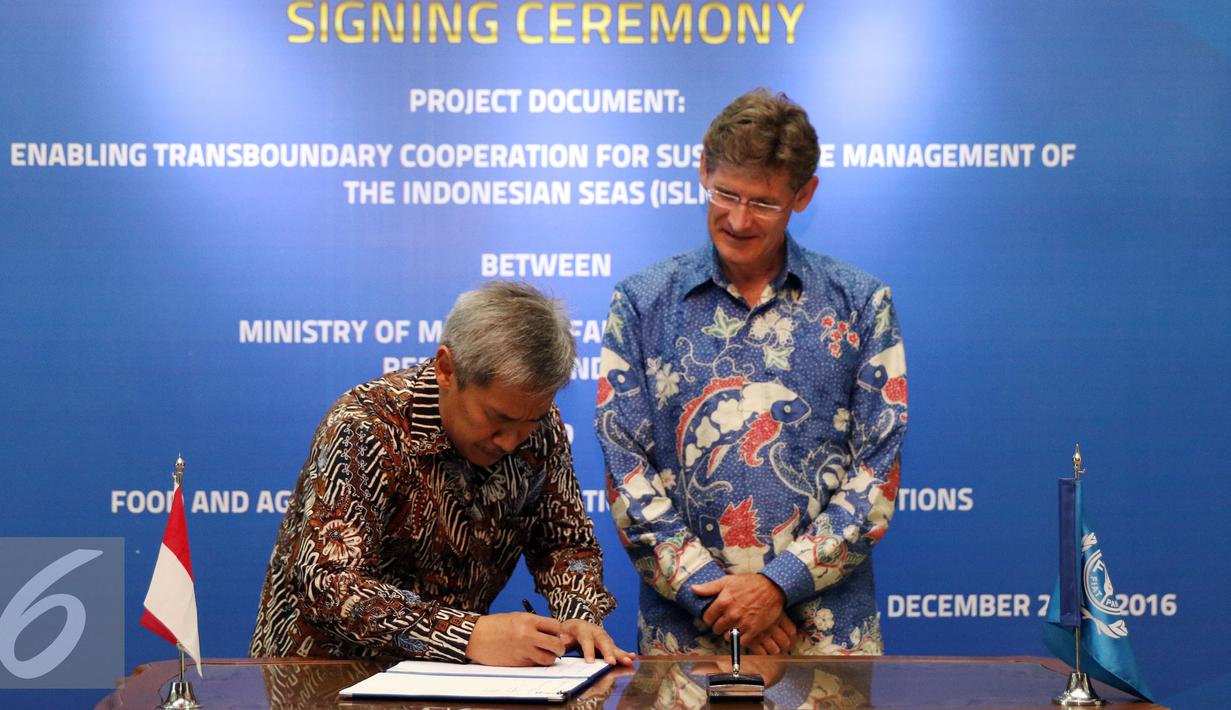 Sjarief Widjaja (kiri) bersama Mark Smulders saat menandatangani proyek kerjasama di Jakarta, Rabu (28/12). Kerjasama ini untuk memperkuat hubungan regional dalam mengelola perairan yang termasuk dalam kawasan (ISLME). (Liputan6.com/Helmi Fithriansyah)