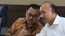 Menteri ESDM Sudirman Said (kiri) berbincang disela konpers di Kantor Kementerian ESDM, Jakarta, Kamis (24/3). Hal ini menyusul kesediaan perusahaan Jepang itu melanjutkan pengembangan proyek regasifikasi Blok Masela di darat. (Liputan6.com/Angga Yuniar)