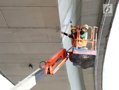 Pekerja mengecat dinding Flyover Pancoran di Jakarta, Sabtu (24/2). Pengecatan dilakukan untuk mempercantik flyover serta menghindari kesan kumuh. (Liputan6.com/Immanuel Antonius)