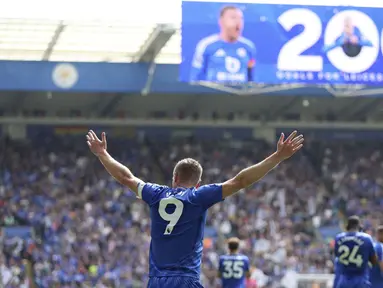 Pemain Leicester City, Jamie Vardy melakukan selebrasi setelah mencetak gol yang ke-200 bersama timnya dalam laga lanjutan Liga Inggris 2024/2025 melawan Ipswich Town di King Power Stadium, Leicester, Inggris, Minggu (18/05/2025). (AP Photo/PA/Nigel French)