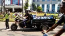Polisi memberhentikan kendaraan roda tiga saat razia di kawasan BSD, Tangerang Selatan, Banten, Kamis (23/1/2020). Polres Tangerang Selatan menggelar razia untuk meningkatkan tertib berlalu lintas, disiplin kendaraan, dan mempersempit gerak pelaku kejahatan jalanan. (merdeka.com/Arie Basuki)