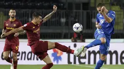 Penyerang Empoli Marko Pjaca berebut bola dengan bek AS Roma Roger Ibanez  dalam partai Serie A 2022/2023 giornata 6 di Stadio Carlo Castellani, Selasa (13/9/2022) dini hari WIB. Duel Empoli vs Roma berakhir dengan skor 2-1 untuk kemenangan Serigala Ibu Kota --julukan AS Roma.  (Marco Bucco/LaPresse via AP)