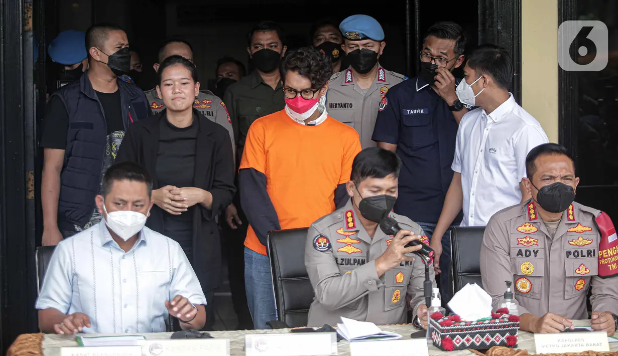 Musikus Ardhito Pramono (tengah) dihadirkan saat rilis kasus penyalahgunaan narkoba di Polres Jakarta Barat, Kamis (13/1/2022). Penyidik telah mengantongi minimal dua alat bukti dalam kasus narkoba yang menjerat Ardhito Pramono. (Liputan6.com/Faizal Fanani)