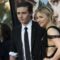Pasangan Brooklyn Beckham dan Chloe Grace Moretz dikabarkan kembali bersama setelah keduanya memutuskan untuk berpisah. Kabar ini muncul setelah keduanya mengunggah foto yang membuat penggemarnya curiga. (AFP/Bintang.com)