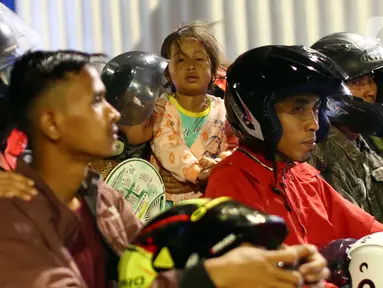 Ekspresi wajah anak-anak saat ikut antre memasuki Pelabuhan Ciwandan, Cilegon, Banten, Sabtu, (6/4/2024) dini hari. (Liputan6.com/Angga Yuniar)