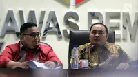 Anggota Bawaslu Mochammad Afifuddin (kanan) bersama Rahmat Bagja (kiri) beri keterangan temuan dugaan pelanggaran kampanye di Jakarta, Senin (12/3). Pelanggaran di antaranya penggunaan dana kampanye di luar rekening seharusnya. (Liputan6.com/JohanTallo)