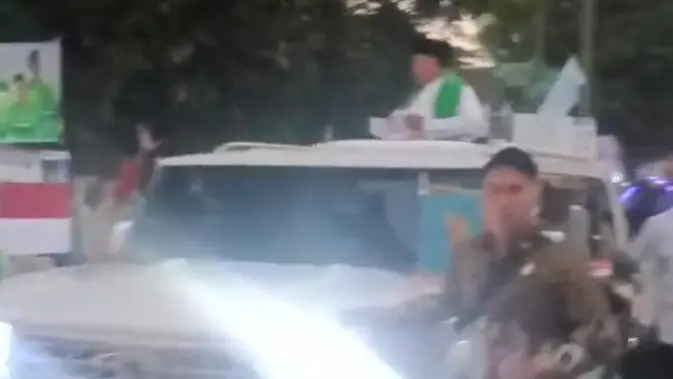 Prabowo Bagi-Bagi Kaos Usai Buka Muktamar NU
