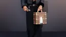 Jaden Smith terlihat kekinian dengan puffer leather jacket dan baggy pants hitam. Ia pun nampak menjinjing suitcase LV yang ikonik [Louis Vuitton]