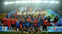 Pemain Arema Cronus saat mengangkat piala merayakan kemenangan saat laga Final SCM Cup 2015 di Stadion Jakabaring,Selasa (27/1/2015). Arema Cronus Menang 1-0 atas Sriwijaya FC. (Liputan6.com/Johan Tallo)