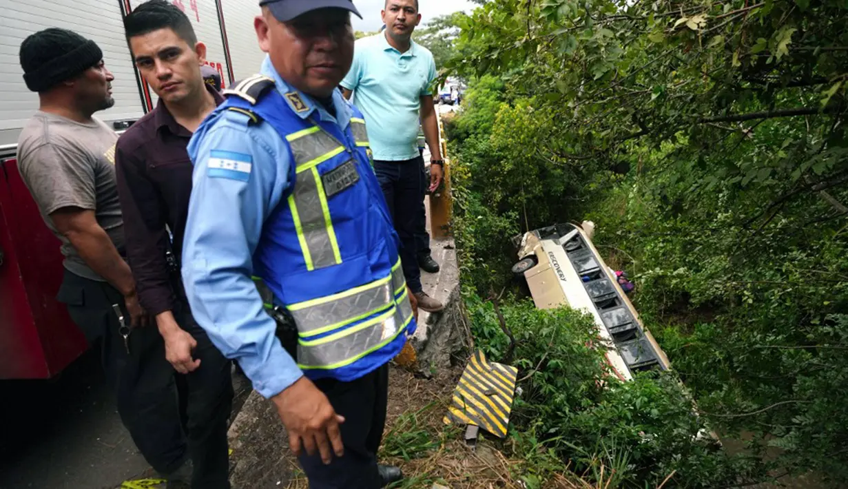 Menurut pejabat polisi, bus yang membawa hampir 60 orang itu menabrak jembatan sebelum terjun ke sungai di dasar jurang sekitar 41 kilometer (25 mil) dari Tegucigalpa. (Johny MAGALLANES/AFP)