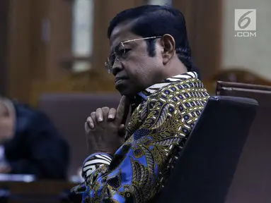 Terdakwa penerimaan suap terkait kerja sama pembangunan PLTU Riau-1, Idrus Marham saat sidang tuntutan di Pengadilan Tipikor, Jakarta, Kamis (21/3). Mantan Mensos itu dituntut hukuman 5 tahun penjara, denda Rp 300 juta. (Liputan6com/Helmi Fithriansyah)