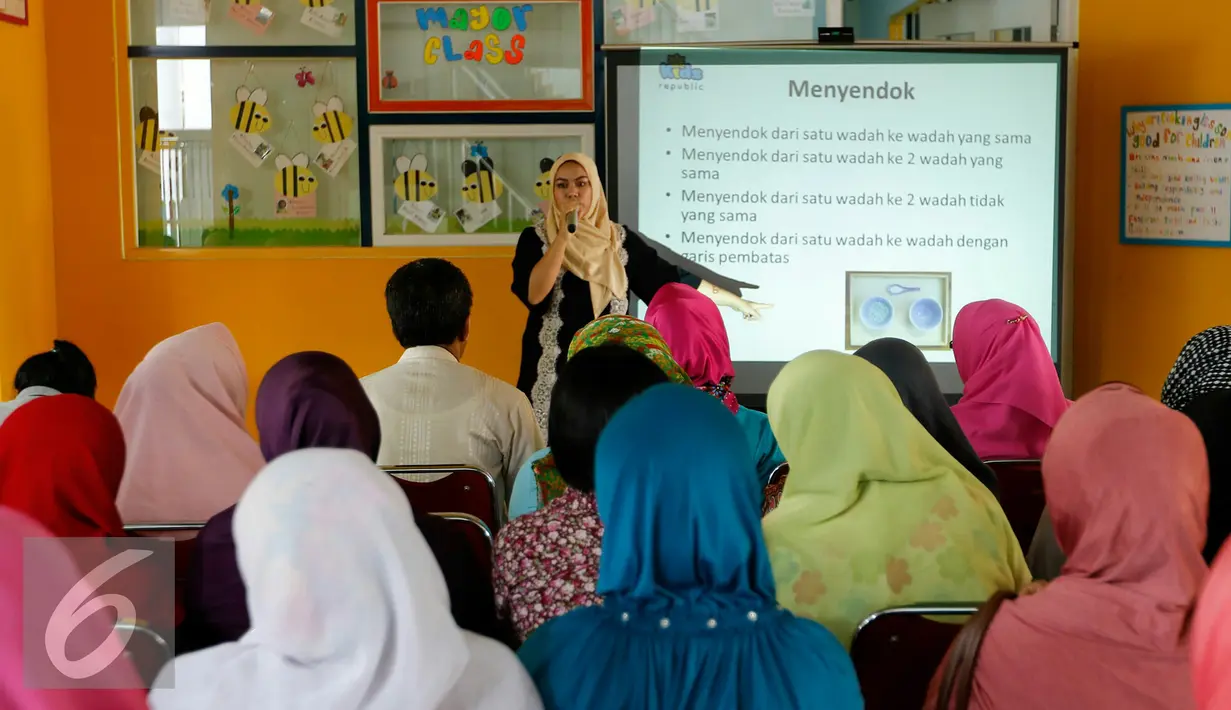 Zita Anjani saat memberikan seminar dan pengenalan metode Montessori kepada guru-guru PAUD dan TK se Jakarta Timur, Jakarta, Kamis, (26/11). Montessori sendiri digunakan dalam program edukasi Kids Republic. (Liputan6.com/Yoppy Renato)