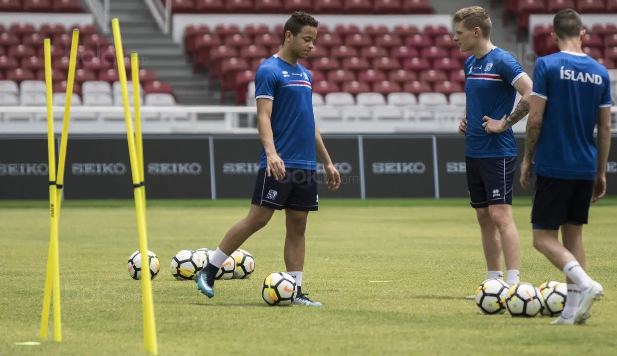 Para pemain Islandia berdiskusi saat latihan di SUGBK, Jakarta, Sabtu (13/1/2018). Islandia menggelar latihan resmi jelang laga persahabatan melawan Indonesia. (Bola.com/Vitalis Yogi Trisna)