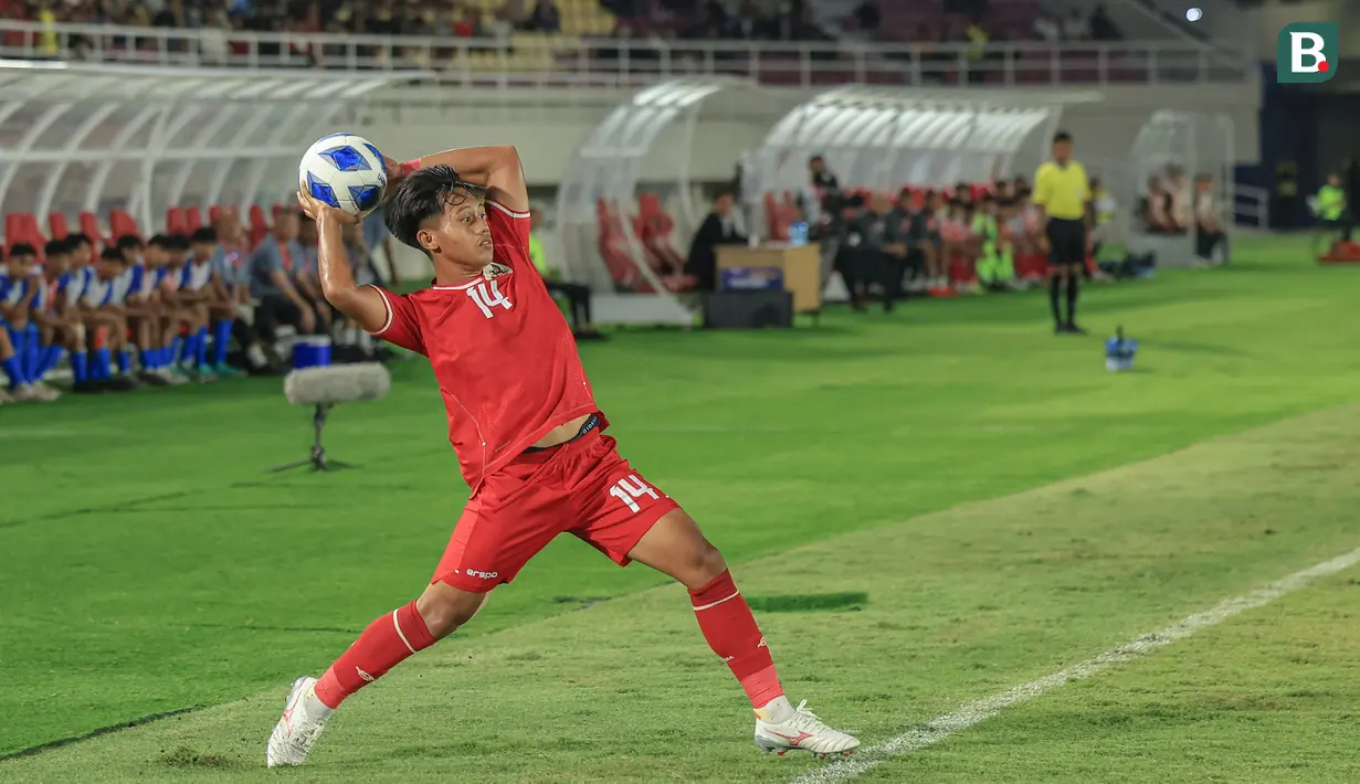 <p>Bek Timnas Indonesia U-16, Fabio Azka Irawan melakukan lemparan ke dalam yang berujung gol pertama ke gawang Singapura yang dicetak Muhammad Mierza pada laga matchday pertama Grup A Piala AFF U-16 2024 di Stadion Manahan, Solo, Jumat (21/6/2024). (Bola.com/Radifa Arsa)</p>