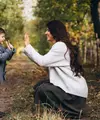 Menjadi orang tua adalah perjalanan panjang yang penuh cinta, niat baik, dan usaha terbaik. Setiap ibu dan ayah tentu ingin memberikan yang terbaik untuk anak, mulai dari perlindungan, pendidikan, hingga dukungan emosional. (foto/dok: freepik/senivpetro)