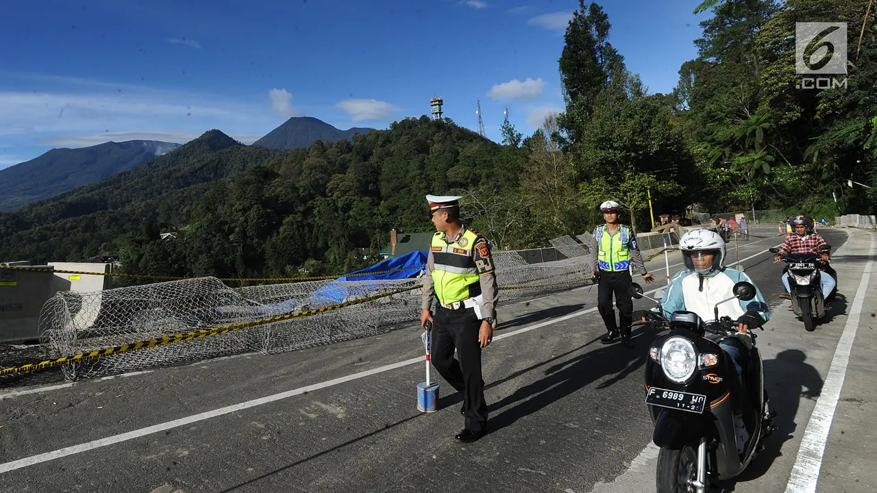 Jalur Puncak Ditutup Akibat Longsor
