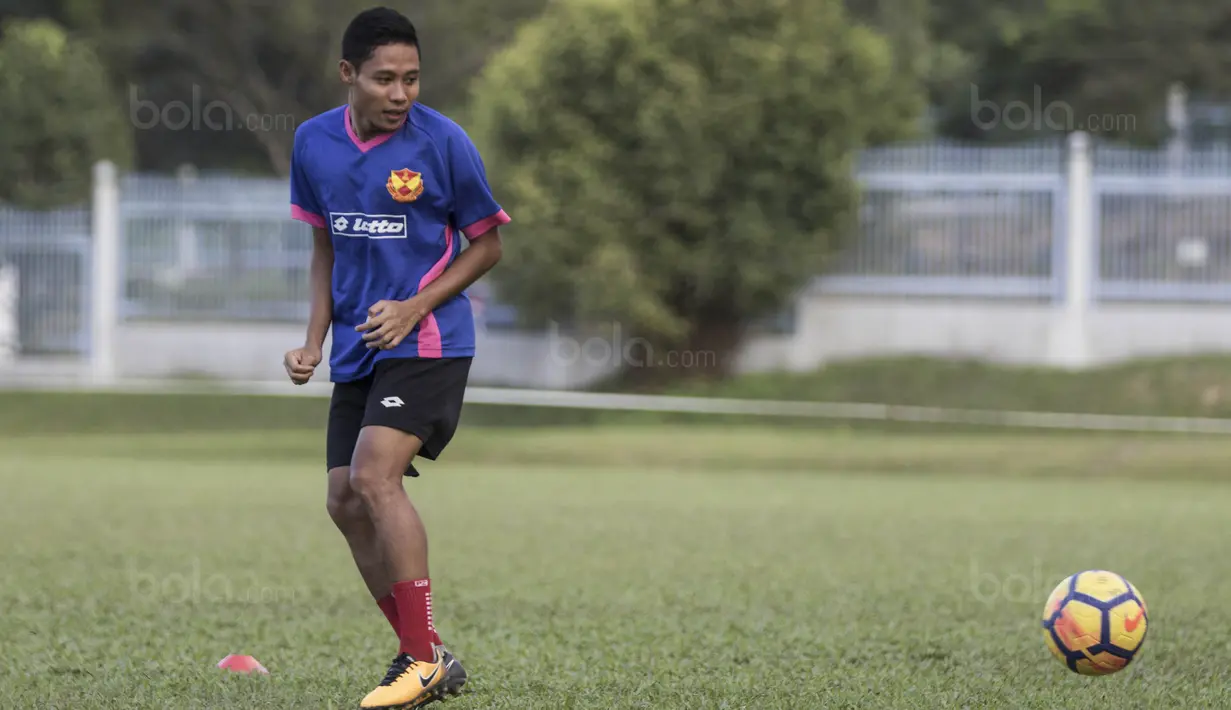 Gelandang Selangor FA, Evan Dimas, mengontrol bola saat latihan di Lapangan SUK, Selangor, Sabtu (3/2/2018). Selangor FA bersiap jelang laga perdana Liga Super Malaysia melawan Kuala Lumpur FA. (Bola.com/Vitalis Yogi Trisna)