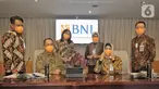 Direktur Utama BNI Royke Tumilaar (kedua kiri) didampingi jajaran Direksi BNI foto bersama di sela-sela Public Expose BNI Tahun 2020 di Jakarta, Jumat (29/01/2021). BNI menyalurkan kredit sebesar Rp 586,2 triliun atau tumbuh 5,3% YoY pada 2020. (Liputan6.com/Pool)