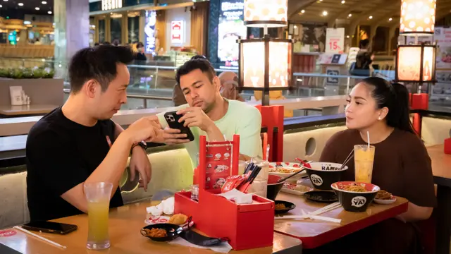 Raffi Ahmad dan Nagita Slavina meluangkan waktunya untuk menikmati mie ramen.