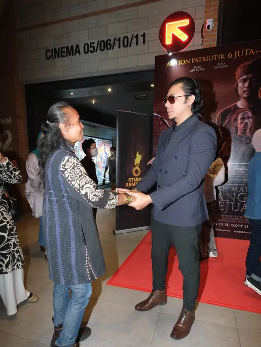 Yayan Ruhian menjelaskan, Mat Kilau adalah proyek pertamanya dengan sineas Malaysia namun baru tayang tahun ini. Dua film Malaysia lain yang syuting setelah Mat Kilau malah tayang duluan. Dua film yang dimaksud, Wira dan Pasal, Kau. “Mat Kilau pecahkan rekor di Malaysia yang selama ini dipegang oleh Syamsul Yusof sendiri lewat film Munafik 2,” kata Yayan Ruhian kepada Showbiz Liputan6.com, Rabu (31/8/2022). ((Foto: Dok. Atas perkenan Thehitmnnazri)