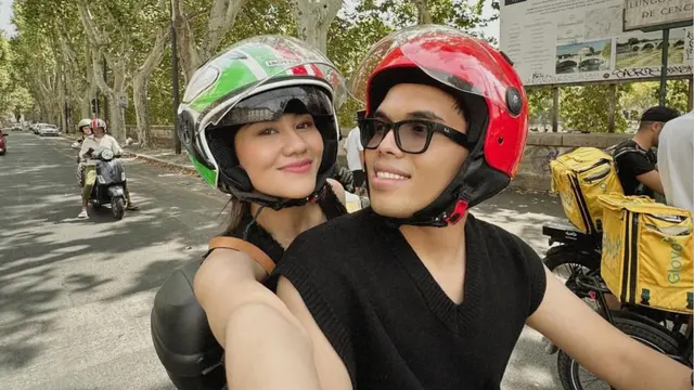Aaliyah dan Thariq Halilintar naik skuter saat bulan madu di Roma, Italia