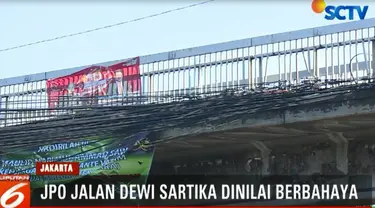 Sejumlah kabel listirik terlihat melintang di sepanjang pagar jembatan.