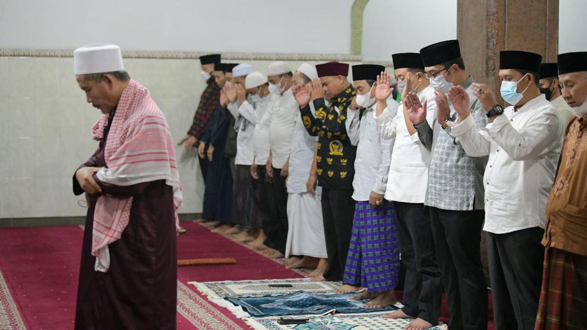 Bolehkah Niat Jadi Imam di Pertengahan Sholat? Bagaimana Hukumnya? Berita Viral Hari Ini Kamis 19 September 2024