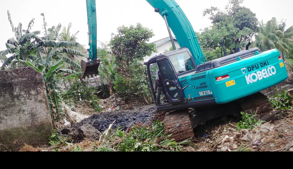 Eskavator mengeruk dan membuang sedimen di Kali Mampang yang menyebabkan pendangkalan, Jakarta, Rabu (20/8/2014)(Liputan6.com/Faizal Fanani)