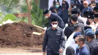 Wakil Bupati Garut Helmi Budiman tengah berjalan di tengah para pelayat yang memenuhi pemakaman almarhum Emmeril Kahn Mumtadz atau Eril, putra sulung Gubernur Jawa Barat. (Liputan6.com/Jayadi Supriadin)