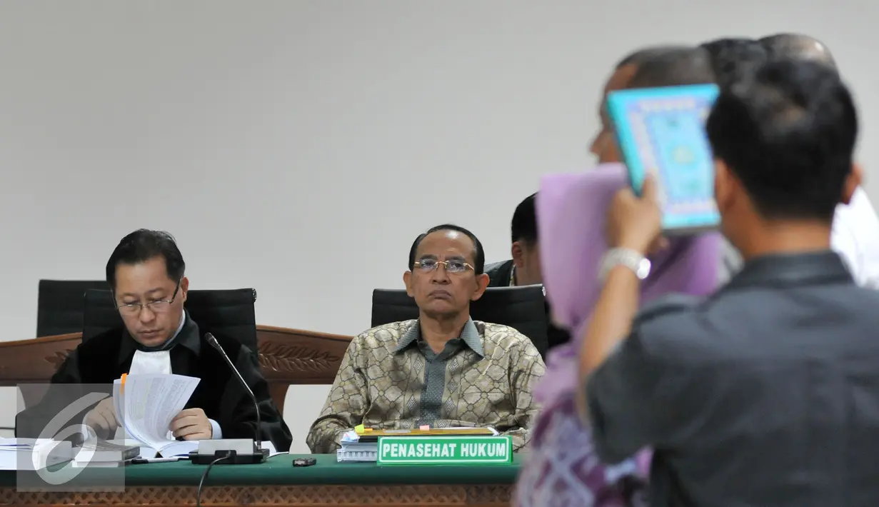 Terdakwa Mantan Menteri Agama Suryadharma Ali menyaksikan saksi saat diambil sumpah di Pengadilan Tipikor, Jakarta, Rabu (30/9/2015). Sidang menghadirkan lima saksi diantaranya Bendahara pengeluaran Kemenag, Wardasari Gandi. (Liputan6.com/Andrian M Tunay)