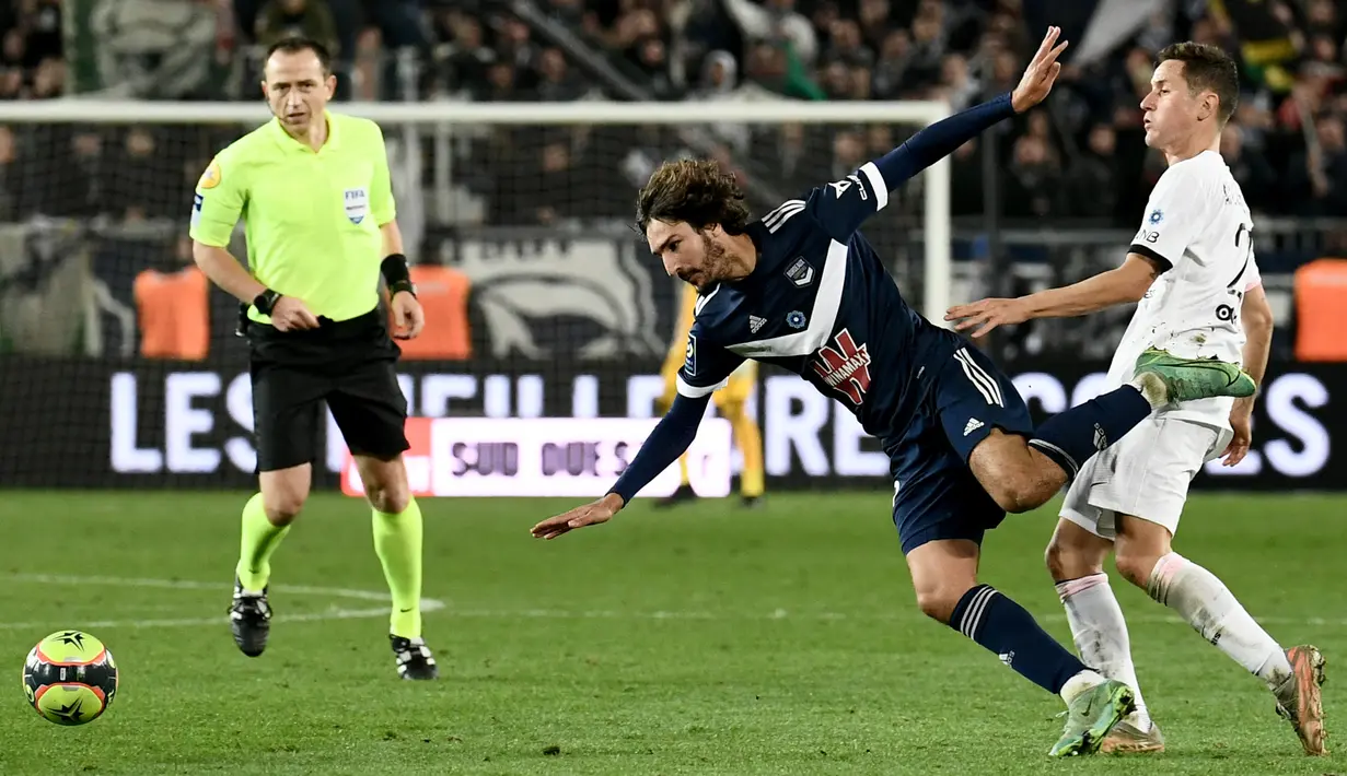 Gelandang Bordeaux Javairo Dilrosun (tengah) ditekel oleh gelandang Paris Saint-Germain (PSG) Julian Draxler pada matchday ke-13 Liga Prancis 2021/2022 di Stadion Matmut Atlantique, Minggu (7/11/2021) dini hari WIB. PSG menang tipis 3-2, dengan dua gol disumbangkan Neymar. (Philippe LOPEZ/AFP)
