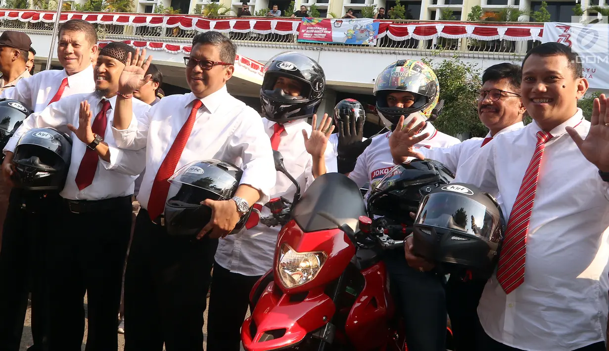Sembilan sekjen parpol Koalisi Indonesia Kerja melengkapi sejumlah berkas, termasuk struktur tim kampanye nasional (TKN) untuk pasangan bakal capres dan cawapres, Jokowi-Ma'ruf Amin ke KPU. (liputan6.com/Johan Tallo)