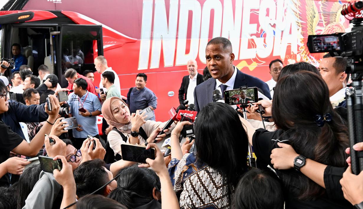 Pelatih Timnas Indonesia, Patrick Kluivert memberikan keterangan di depan media setelah kunjungan ke kediaman Presiden Prabowo di Kartanegara, Jumat (06/06/2025). Acara ini merupakan bentuk apresiasi dari presiden untuk kemenangan Skuad Garuda atas China dalam laga putaran ketiga Kualifikasi Piala Dunia 2026. (Biro Pers Sekretariat Presiden/Cahyo)
