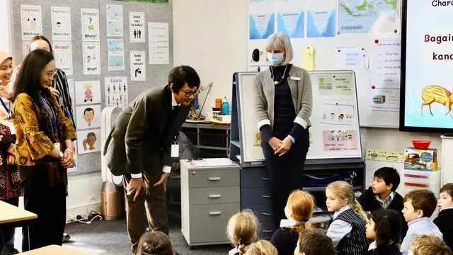 Dubes Siswo Pramono berdialog dengan siswa siswi Canberra Grammar School dalam Bahasa Indonesia. (Dok KBRI Canberra)