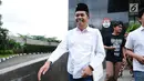 Bupati Purwakarta Dedi Mulyadi meninggalkan Gedung KPK di Jakarta, Selasa (7/11). Dedi mengaku, kedatangannya untuk menemui Deputi Pencegahan KPK Pahala Nainggolan guna membahas tindakan-tindakan pencegahan korupsi. (Liputan6.com/Helmi Fithriansyah)