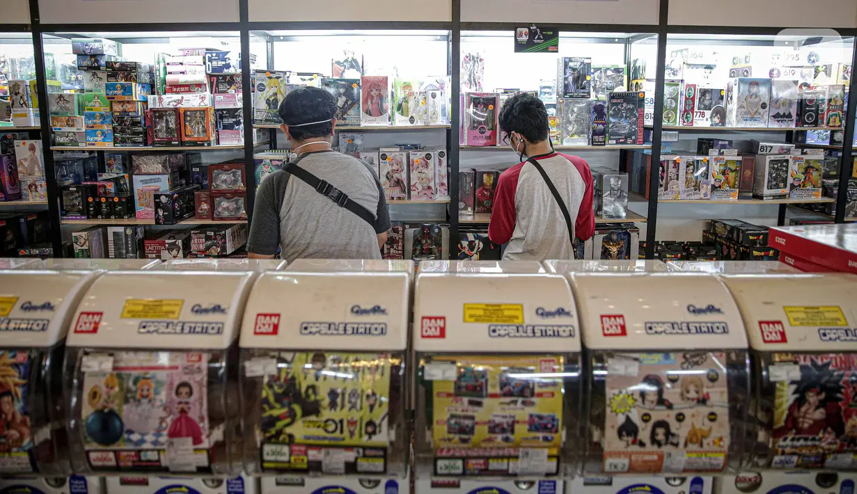 Pengunjung melihat-lihat mainan pada gelaran The Jakarta 17th Toys & Comics Fair 2022 di Balai Sudirman, Jakarta, Sabtu (5/3/2022). Event Pop-Culture untuk para pecinta hobi mainan koleksi dan komik berskala internasional ini kembali diselenggarakan di Jakarta. (Liputan6.com/Faizal Fanani)