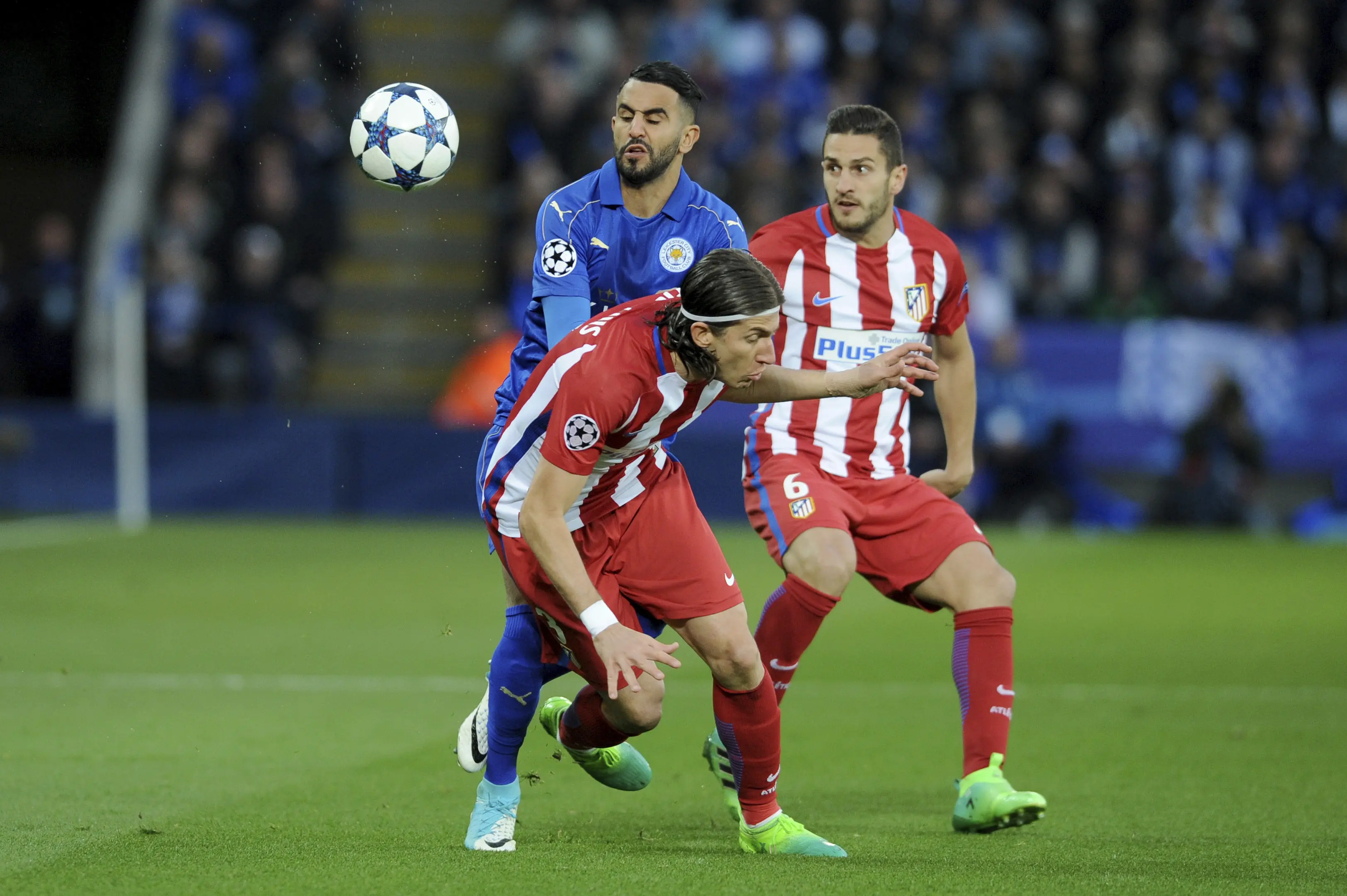 Winger Leicester City Riyad Mahrez (biru) dijegal bek Atletico Madrid Filipe Lus pada leg kedua perempat final Liga Champions di King Power Stadium, Rabu (19/4/2017) dinihari WIB. (AP Photo/Rui Vieira)