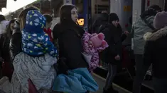 Orang-orang yang melarikan diri dari perang di Ukraina menunggu di stasiun kereta api di Przemysl, Polandia tenggara, Kamis (17/3/2022). Polandia telah menerima sekitar 1,95 juta pengungsi yang melarikan diri dari perang dan agresi Rusia di Ukraina. (AP Photo/Petros Giannakouris)