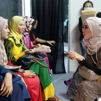 Berlokasi di pusat perbelanjaan Cihampelas Walk (Ciwalk), audisi Puteri Muslimah 2017 digelar di kota Bandung, dan para wanita remaja berhijab datang berbondonng-bondong mengikuti ajang kecantikan itu. (Deki Prayoga/Bintang.com)