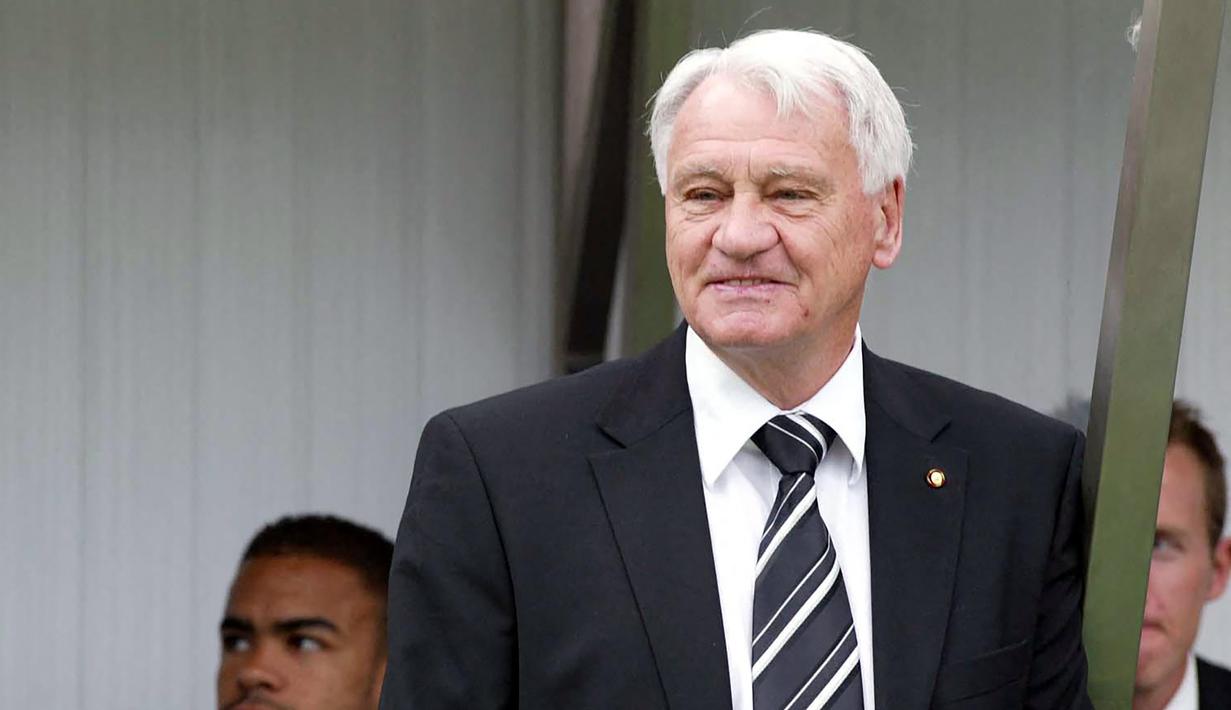Bobby Robson. Pelatih asal Inggris yang meninggal pada 31 Juli 2019 ini terakhir menjadi pelatih bersama Newcastle United. Laga terakhirnya terjadi kala berusia 71 tahun dan 190 hari saat melawan Aston Villa, 28 Agustus 2004 dengan hasil kalah 2-4. (AFP/Blades Sports Photography/Martyn Harrison)