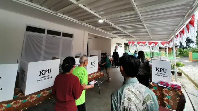 Penghuni Panti Wreda Yayasan Bina Bhakti Tangsel menggunakan hak pilih dalam Pemilu 2024.