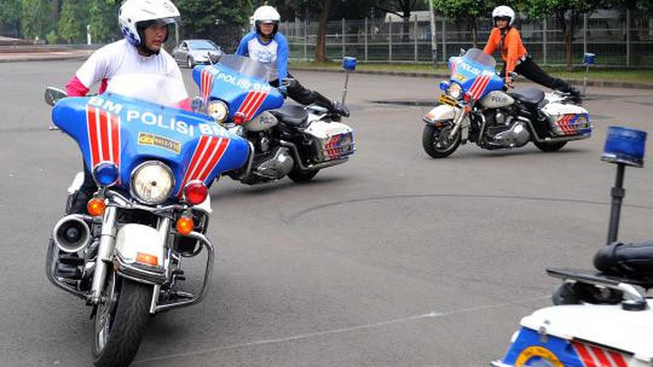 Polwan cantik akrobat pakai motor gede 