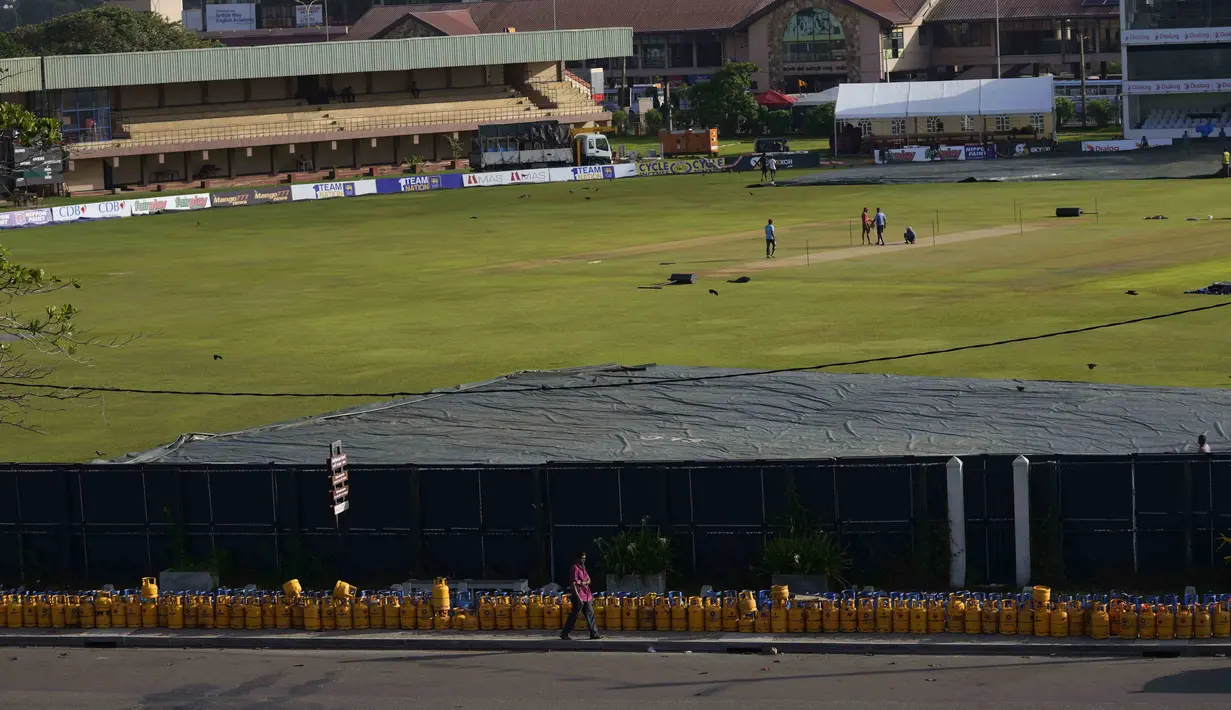 Tabung gas kosong terlihat ditempatkan dalam antrean di dekat Stadion Kriket Internasional Galle menjelang pertandingan uji kriket pertama antara Australia dan Sri Lanka di Galle, Sri Lanka, Selasa (28/6/2022). Warga Sri Lanka harus mengantre panjang demi mendapatkan elpiji untuk memasak di tengah krisis yang melanda negaranya. (AP Photo/Eranga Jayawardena)