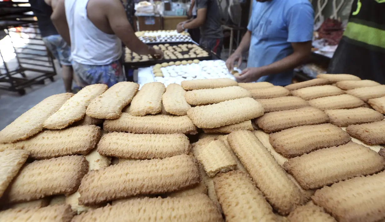 Kahk, permen yang mirip roti dijajakan di toko roti, Kairo, (27/7/14). (REUTERS/Mohamed Abd El Ghany)